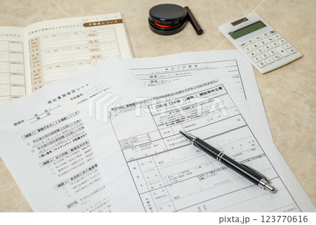 成年後見制度　本人に代わって法律的に支援する制度 123770616