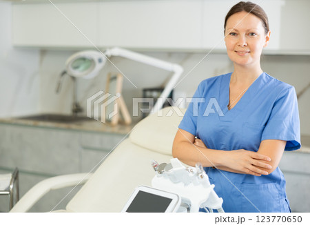 Adult woman cosmetologist posing with cosmetology apparatus 123770650