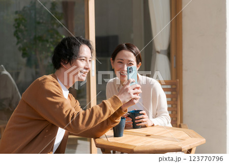 カフェで写真を撮るカップル 123770796