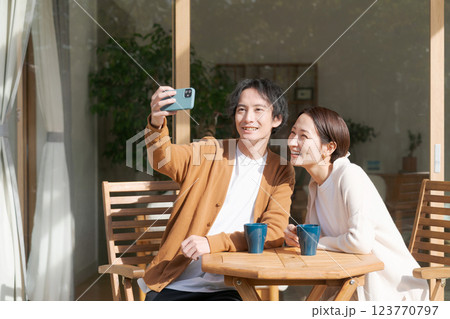 カフェで写真を撮るカップル 123770797