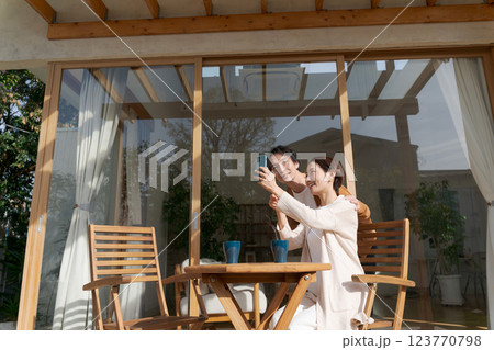 カフェで写真を撮るカップル 123770798