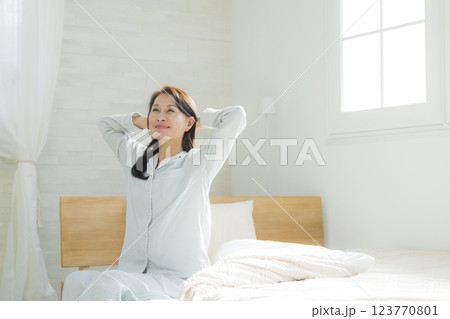 ベッドでストレッチするシニア女性 123770801