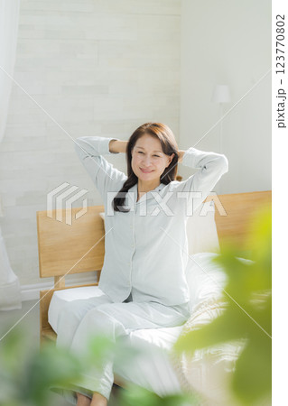 ベッドでストレッチするシニア女性 123770802