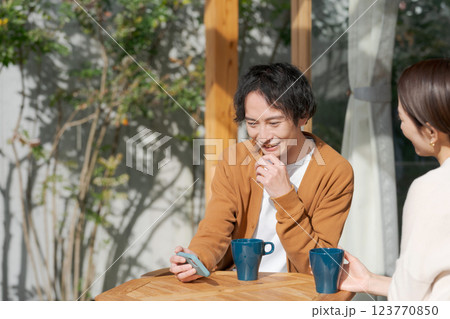 テラスでくつろぐカップル 123770850