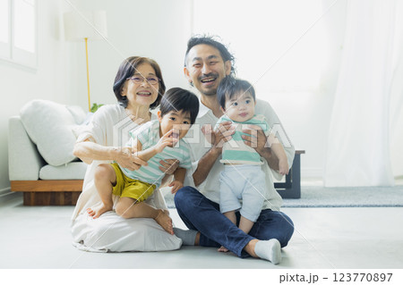 リビングの家族　三世代 123770897
