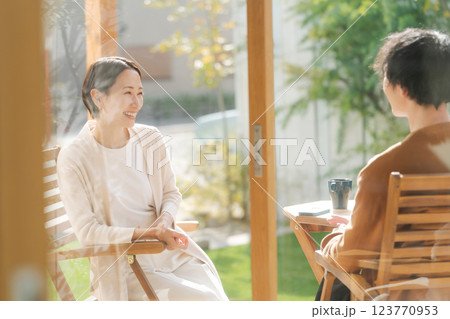テラスでくつろぐカップル 123770953