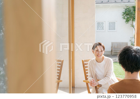 テラスでくつろぐカップル 123770958