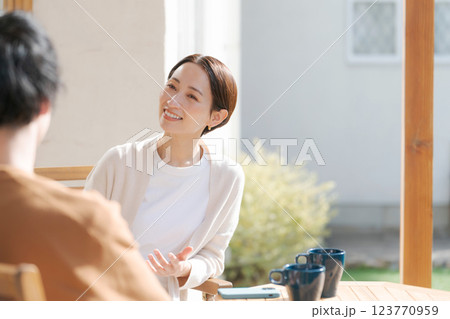 テラスでくつろぐカップル 123770959