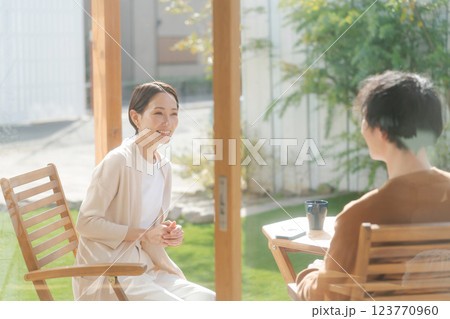 テラスでくつろぐカップル 123770960