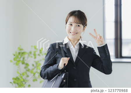 スーツを着た笑顔のビジネスウーマン 123770988