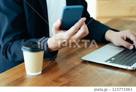 パソコンとスマホを操作する男性 パソコンとスマホを操作する男性 123771061