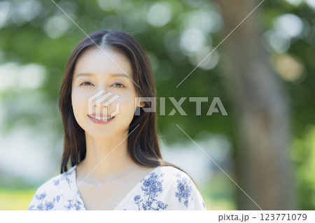新緑の中の女性 新緑の中の女性 123771079