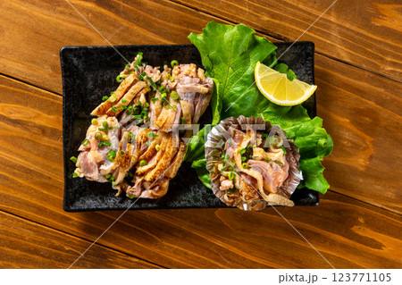 鳥のたたき 鶏肉料理 俯瞰 鳥のたたき 鶏肉料理 俯瞰 123771105