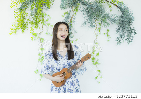 ウクレレを弾く女性 123771113