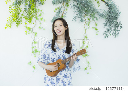 ウクレレを弾く女性 123771114