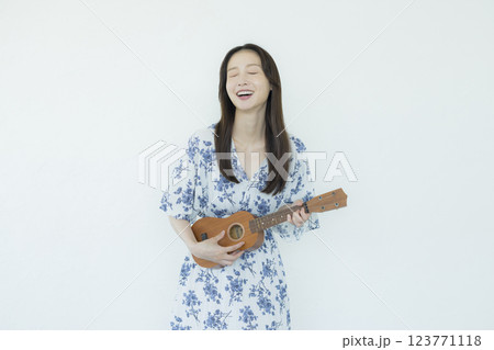 ウクレレを弾く女性 ウクレレを弾く女性 123771118