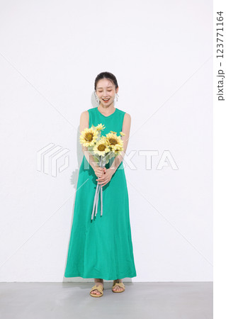 ひまわりの花束を持つ笑顔の女性 ひまわりの花束を持つ笑顔の女性 123771164