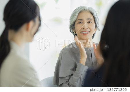 グレイヘアの女性　　 123771296