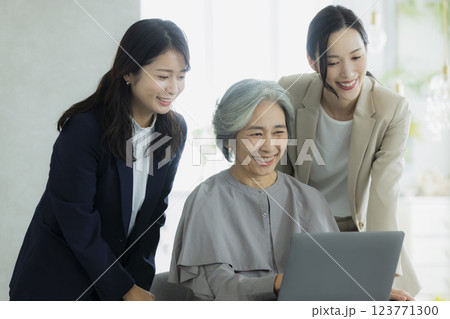 グレイヘアの女性　　 123771300
