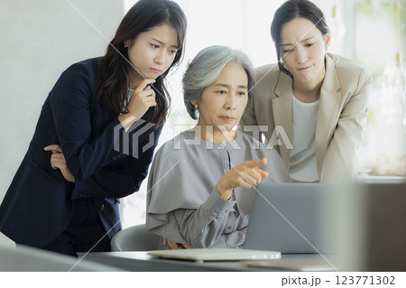 グレイヘアの女性　　 123771302