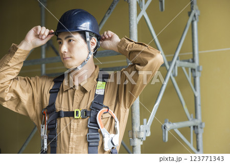 建設現場で働く男性　 123771343