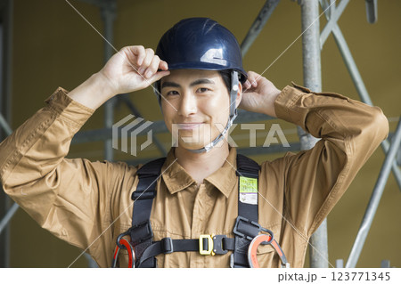 建設現場で働く男性　 123771345