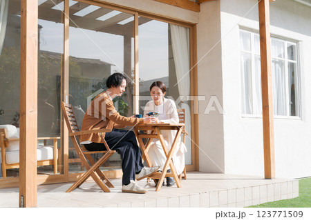 バルコニーでリラックスする男女 123771509