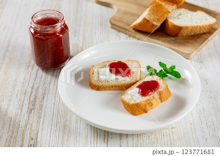 朝食のパンにマーマレードを塗る bread and jam 朝食のパンにマーマレードを塗る bread and jam 123771681