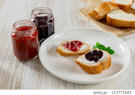 朝食のパンにマーマレードを塗る bread and jam 朝食のパンにマーマレードを塗る bread and jam 123771683
