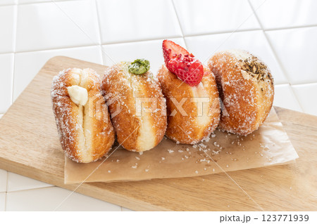ドーナツ　生ドーナツ　スイーツの写真素材 123771939