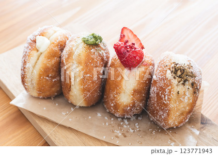 ドーナツ 生ドーナツ スイーツの写真素材 ドーナツ 生ドーナツ スイーツの写真素材 123771943