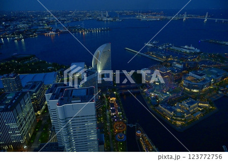 横浜ランドマークタワー展望所からみなとみらい地区の俯瞰 横浜ランドマークタワー展望所からみなとみらい地区の俯瞰 123772756