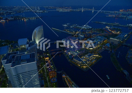 横浜ランドマークタワー展望所からみなとみらい地区の俯瞰 横浜ランドマークタワー展望所からみなとみらい地区の俯瞰 123772757