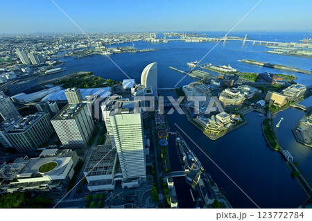 横浜ランドマークタワー展望所からみなとみらい地区の俯瞰 横浜ランドマークタワー展望所からみなとみらい地区の俯瞰 123772784