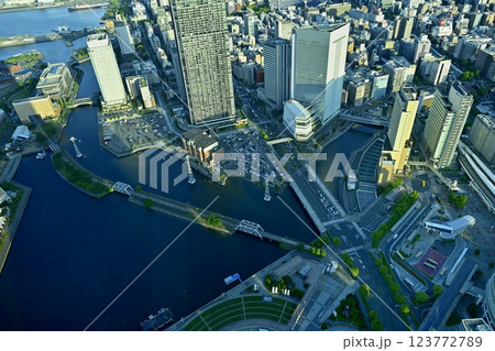 横浜ランドマークタワー展望所からみなとみらい地区の俯瞰 横浜ランドマークタワー展望所からみなとみらい地区の俯瞰 123772789