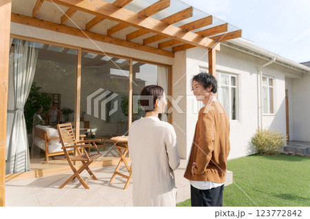 素敵な一軒家を見上げる夫婦 素敵な一軒家を見上げる夫婦 123772842