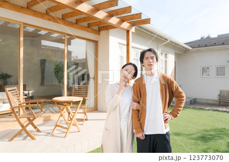 家の庭に立って考える夫婦 家の庭に立って考える夫婦 123773070