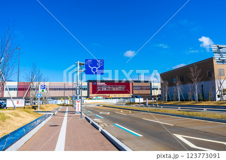 2025年3月撮影｜北陸新幹線加賀温泉駅イメージ｜冬春の爽やかな青空｜石川観光イメージ｜石川県加賀市 123773091