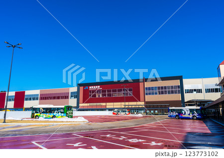 2025年3月撮影｜残雪あり｜北陸新幹線加賀温泉駅イメージ｜青空｜石川観光イメージ｜石川県加賀市 123773102