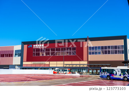 2025年3月撮影｜残雪あり｜北陸新幹線加賀温泉駅イメージ｜冬春の爽やかな青空｜石川県加賀市 123773103