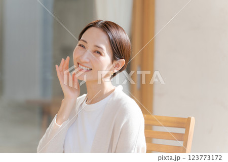 肌の潤いを実感する30代女性 肌の潤いを実感する30代女性 123773172