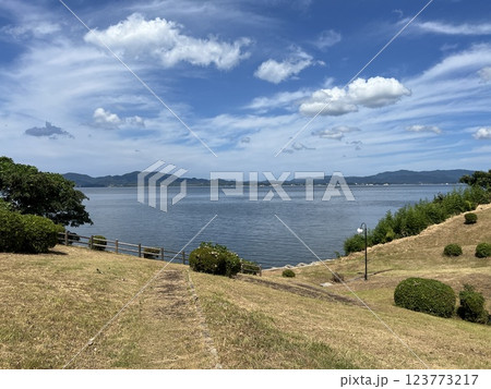 島根県松江の宍道湖ふれあいパークから宍道湖を望む景色 島根県松江の宍道湖ふれあいパークから宍道湖を望む景色 123773217