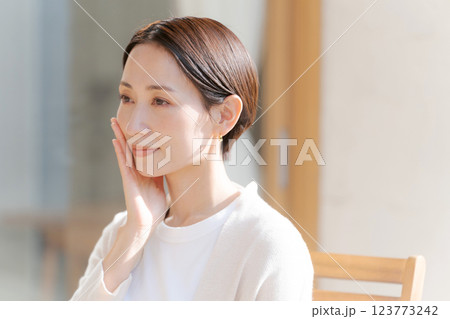 肌の潤いを実感する30代女性 123773242