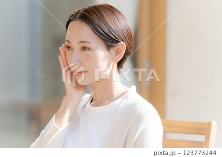 肌の潤いを実感する30代女性 123773244