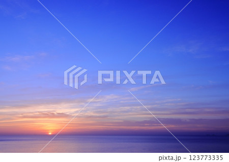 水平線に沈む夕日 123773335
