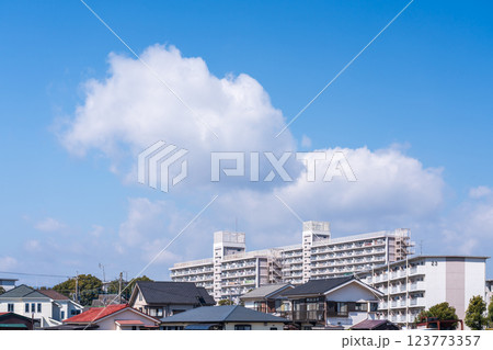 春の青空と雲と住宅街のフリースペース 123773357