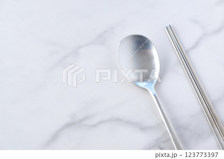 韓国スタイルの、ステンレス製の食器。スプーンの「スッカラ」と、お箸の「チョッカラ」 韓国スタイルの、ステンレス製の食器。スプーンの「スッカラ」と、お箸の「チョッカラ」 123773397