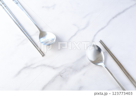 韓国スタイルの、ステンレス製の食器。スプーンの「スッカラ」と、お箸の「チョッカラ」 123773403