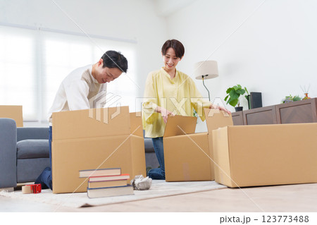 引越しする夫婦 引越しする夫婦 123773488