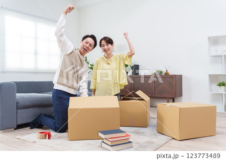 引越しする夫婦 引越しする夫婦 123773489